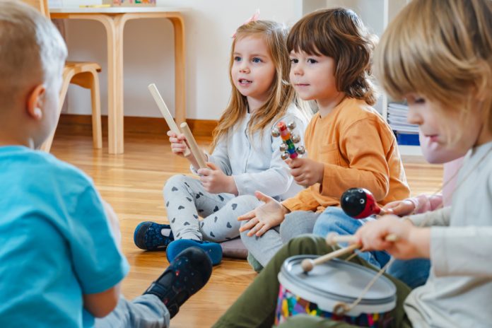 ‘Door muziek gaan kinderen beter presteren’