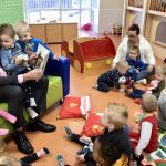 Burgemeester Adriaan Hoogendoorn las voor bij kdv Het Apenstaartje in Muntendam