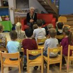 Burgemeester Hafkamp las voor aan POV De Zeesterrertjes Egmond aan Zee Forte Kinderopvang