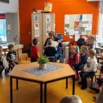 Wethouders Antoinette Maas las voor bij Openbaar Kindcentrum De Stroom in Helmond