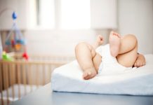 baby op verschoonkussen