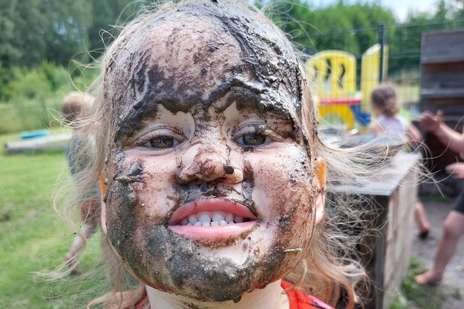 honderdduizenden-kinderen-spelen-in-de-modder-op-modderdag