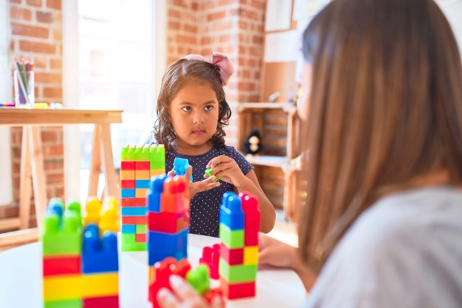 Pedagogisch medewerker met kind