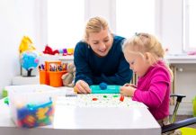 gouden-boek-kinderopvang-met-hartenkreet-ouders-overhandigd-aan-tweede-kamer