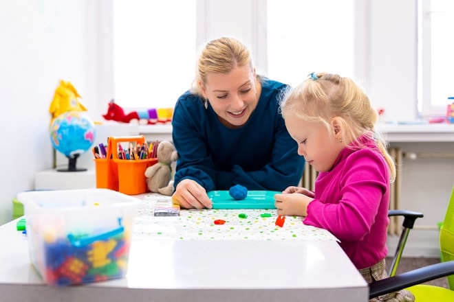 gouden-boek-kinderopvang-met-hartenkreet-ouders-overhandigd-aan-tweede-kamer