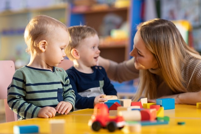 vrouw met twee kinderen