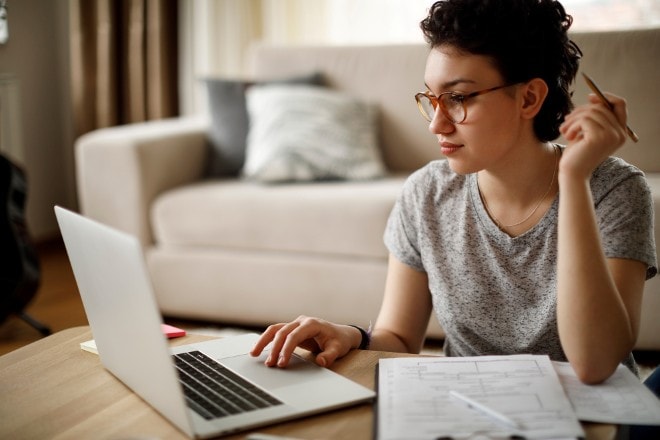 vrouw laptop