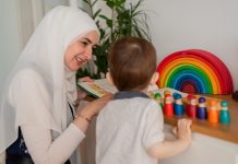 Begeleider met een kind in de kinderopvang