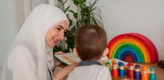 Begeleider met een kind in de kinderopvang