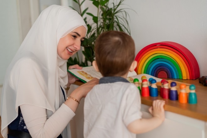 Begeleider met een kind in de kinderopvang