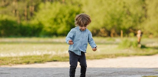 jongen springen plassen regen