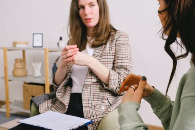 Pedagogisch coach in gesprek met pedagogisch medewerker.