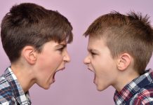 Twee jongens schreeuwen tegen elkaar