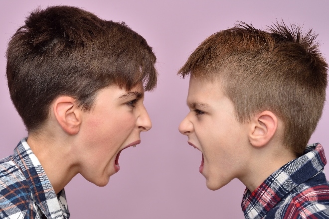 Twee jongens schreeuwen tegen elkaar