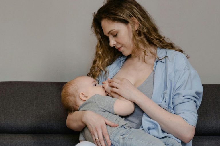 Moeder geeft baby borstvoeding