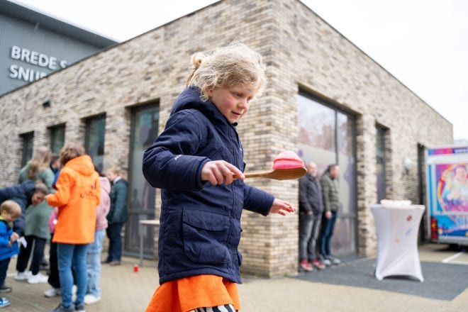 Kindje speelt op speelplein bij opening locatie Junis Boskoop.