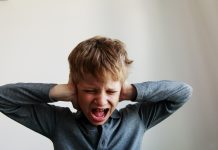 Het kind dat nooit moe lijkt, maar thuis compleet crasht: wat is hyperarousal?