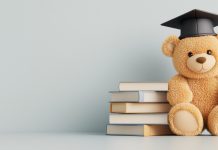 Beer met acadamic cap op naast een stapeltje boeken