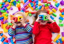 kinderen spelen blokken