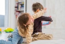 Peuters: broer en zus maken ruzie om stuk speelgoed.