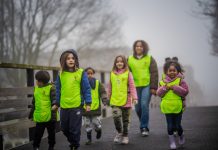 Ondernemer Resida Loggen is met de bso-kinderen buiten onderweg