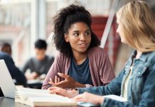 twee studenten met elkaar in gesprek