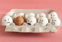 Eierdoos met eieren die boos en verdrietig op en om elkaar zijn