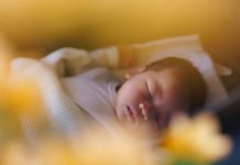 baby slaapt buiten