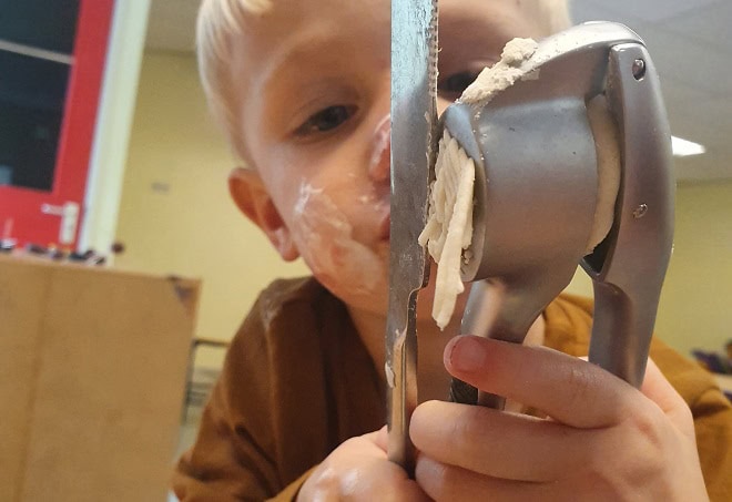 kind ontdekt klei brooddeeg