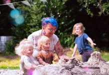 gastouder speelt met kinderen in modder