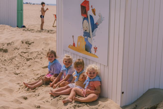 Kinderen voor een strandcabine in Oostende