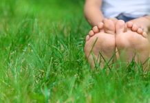 Twee voeten in het gras