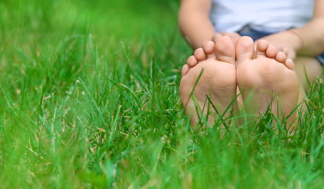 Twee voeten in het gras