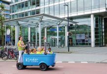 Een aantal kinderen in een bso bus, bestuurd door een pm'er van de bso.