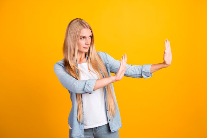 Neem jij ook taken op je die niet bij je functie horen? Vrouw die afwerend gebaar maakt met haar handen