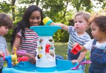 Watertafel met kinderen en pedagogisch professional erbij