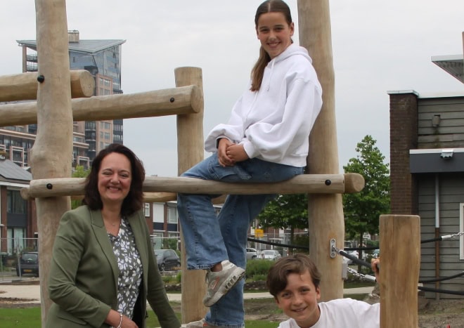Patricia Visser (bestuurder) met junior PIT bestuurders Ferran Frerichs en Eva Clements.