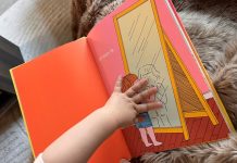 kind hand op boek groot