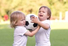 Twee kinderen maken ruzie om bal