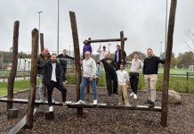 mannen op klimrek in speeltuin