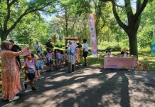 Bso kinderen spelend in het bos in Den Haag