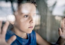Kinderen die je bijblijven: ‘Niemand verstaat hem, ook zijn ouders niet’ Jongetje staart door raam