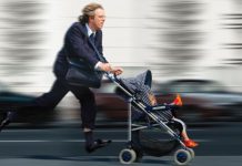Ondertussen online man achter de buggy rennend over de weg