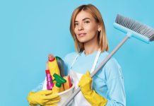 Stofzuigen en dweilen? ‘Volgens de cao hoef je dat niet te doen’ Vrouw met schoonmaakspullen in de hand