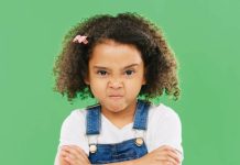 ‘Ik blijf hier!’ Kinderen die niet mee willen op een uitje Meisje die boos kijkt
