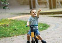 Peuter, jongetje, op een loopfietsje