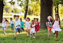 Gratis download: gids met zomeractiviteiten Kinderen rennen in het gras
