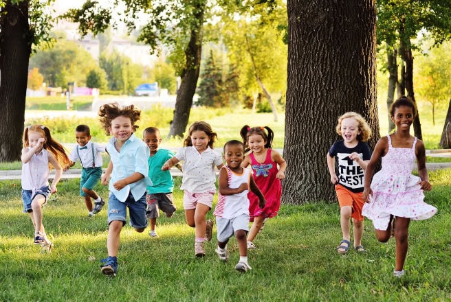 Gratis download: gids met zomeractiviteiten Kinderen rennen in het gras