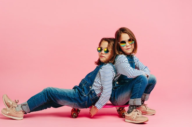 Kinderen die je bijblijven: ‘Het komt door David’ Twee stoere jonge meiden op een skateboard