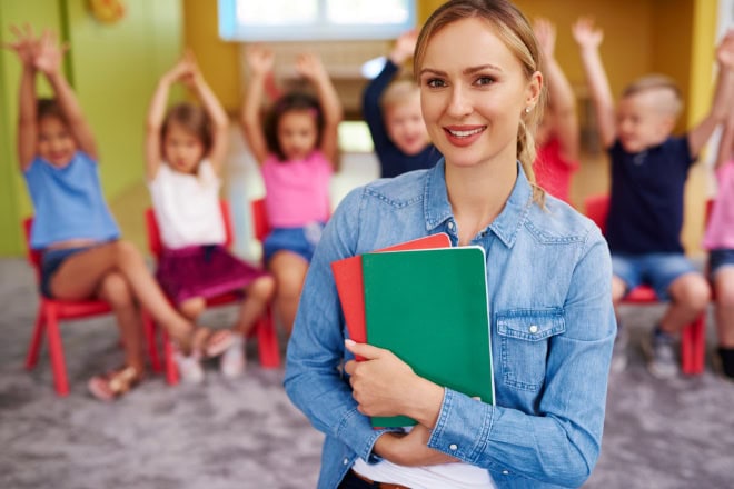Doet jouw kinderopvang al mee aan landelijk kwaliteitsonderzoek? Portrait of smiling female teacher in the preschool